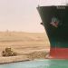 Буксиры пытаются сдвинуть массивный контейнеровоз «Ever Given», заблокировавший Суэцкий канал